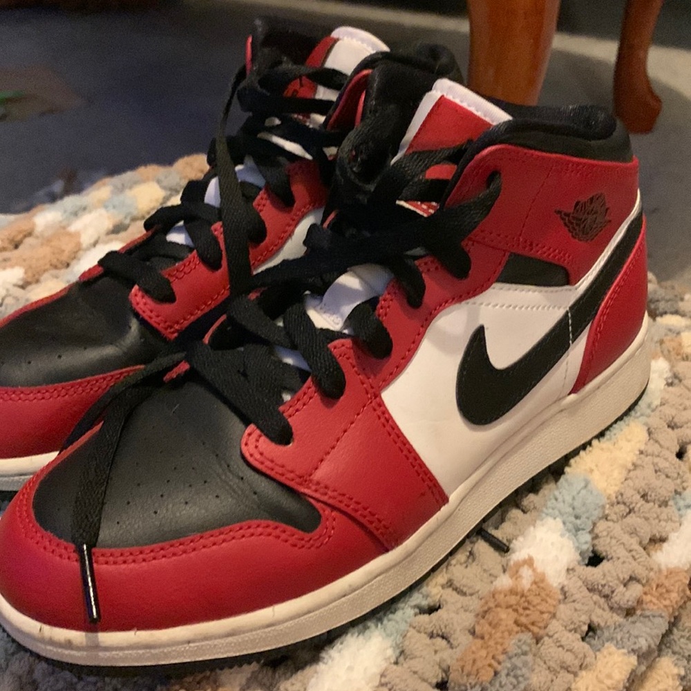 Air Jordan 1 Mid ‘Chicago Black Toe’ size 5.5Y